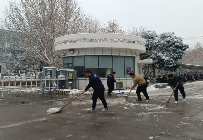 掃雪除冰我先行，冰雪更映黨旗紅